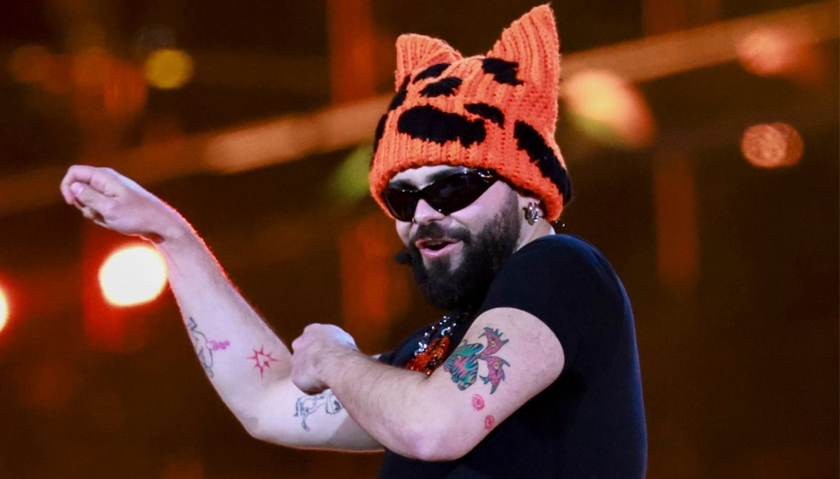 Conduttori annunciano i nomi dei dieci paesi qualificati alla finale di Eurovision