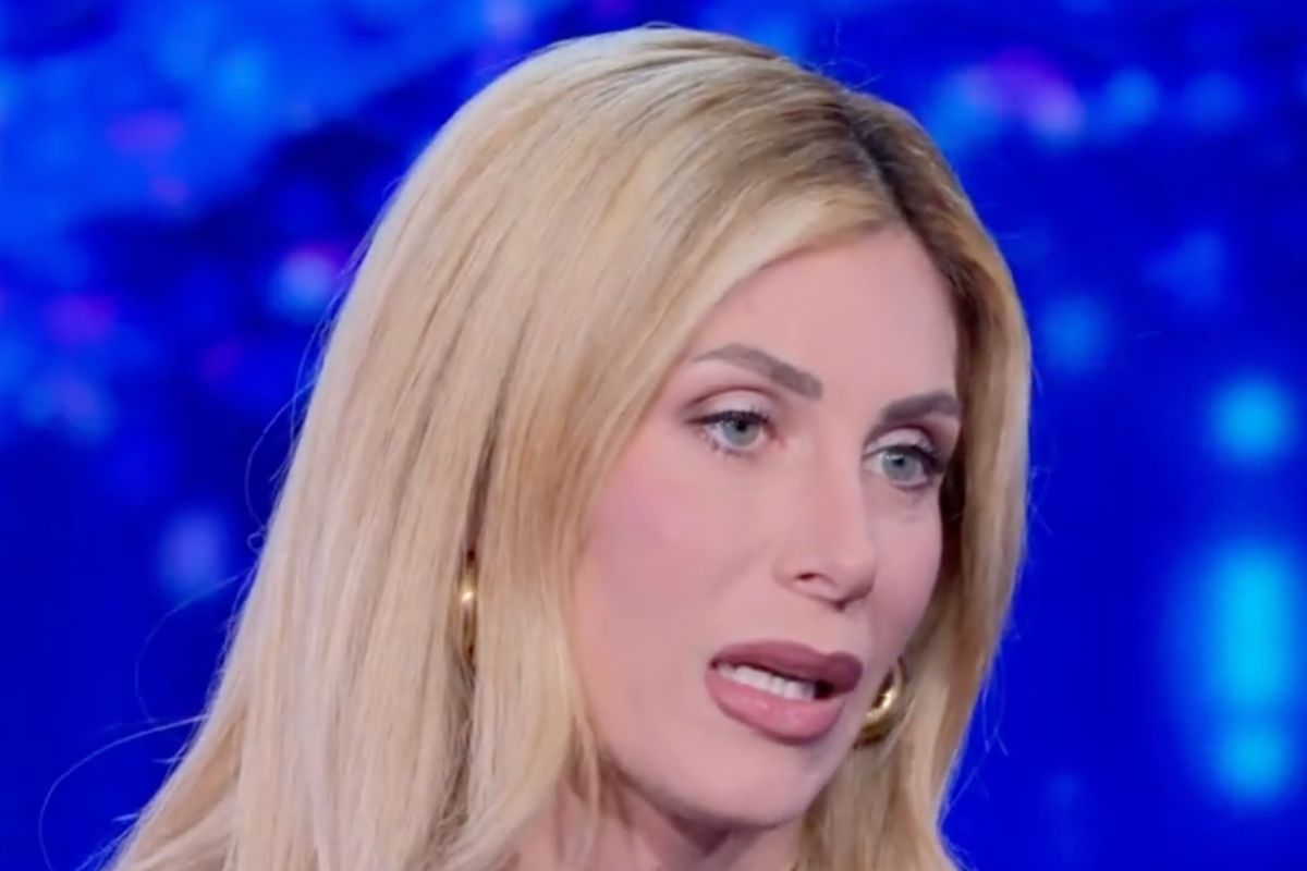 Silvia Toffanin intervista Paola Caruso nel salotto di Verissimo su Canale 5