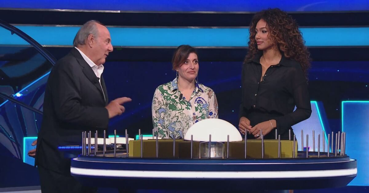 Il tabellone de La Ruota della Fortuna con le lettere durante una puntata su Canale 5 condotta da Gerry Scotti