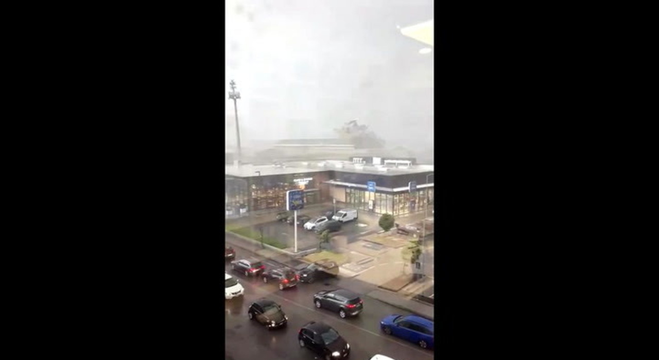 Alberi abbattuti dal vento del tornado nelle strade di Verona