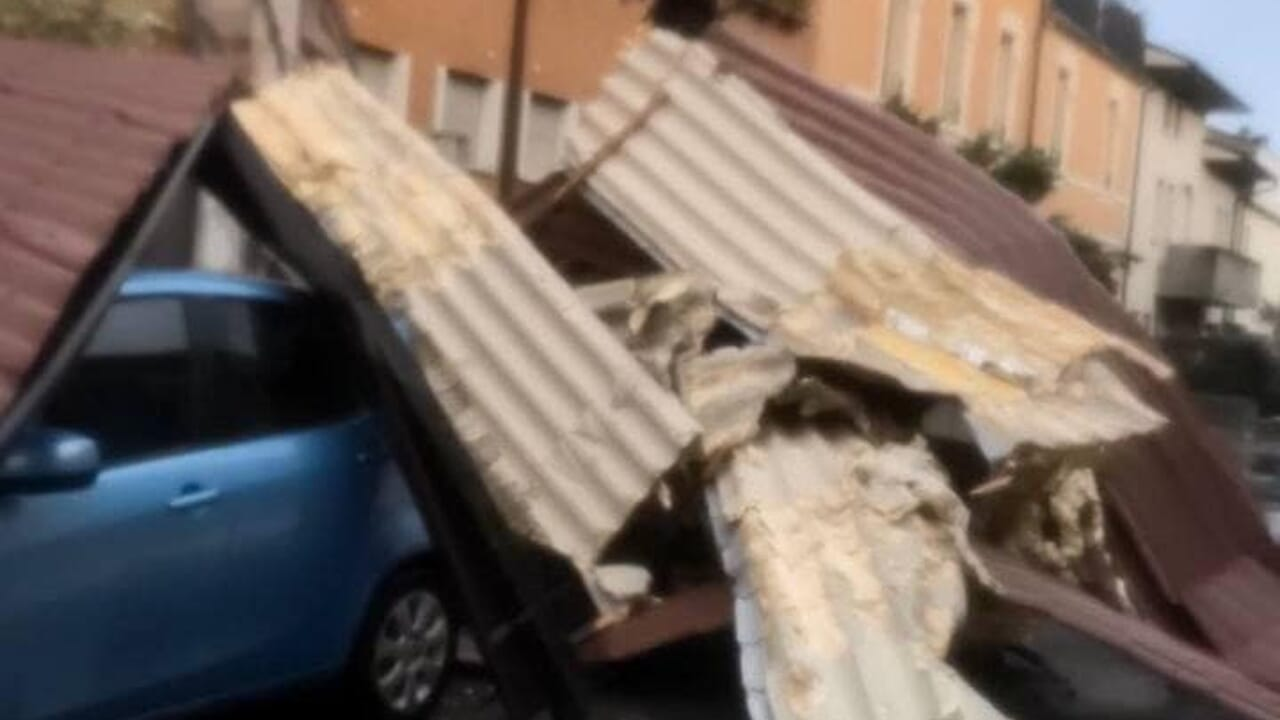 Tetti di capannoni industriali strappati dal tornado a Verona