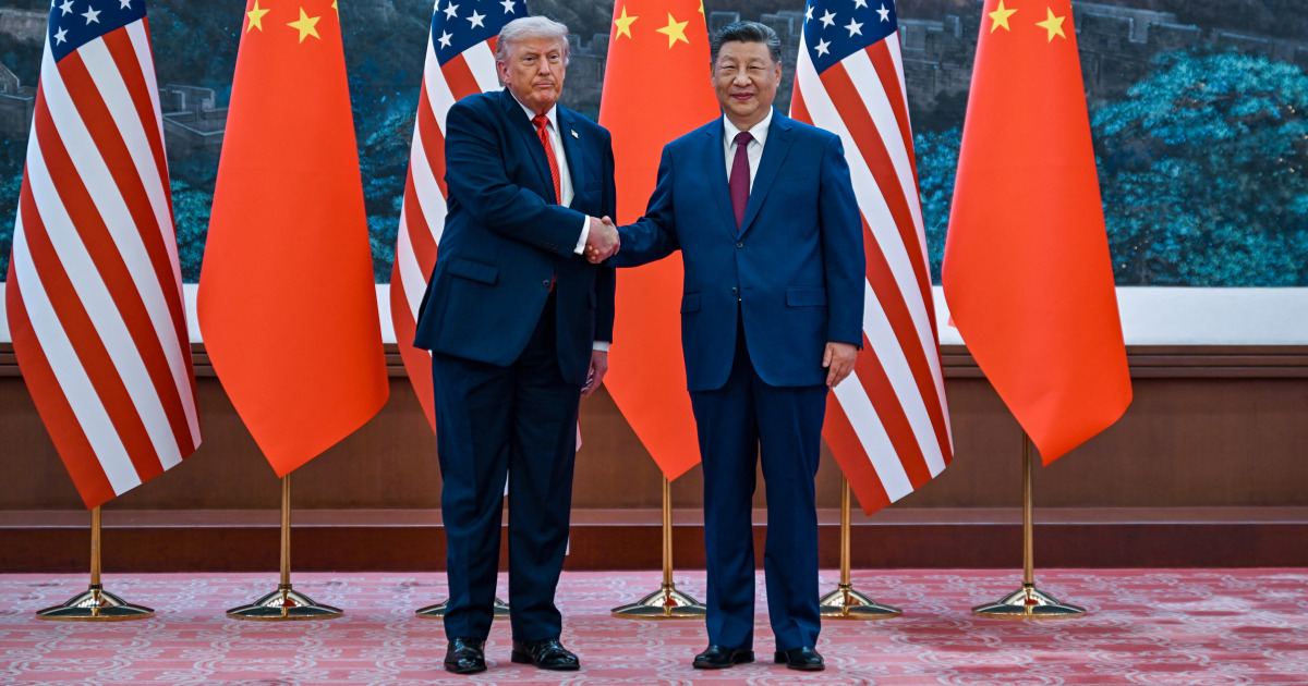 Stretta di mano tra Trump e Xi Jinping durante il vertice bilaterale a Pechino