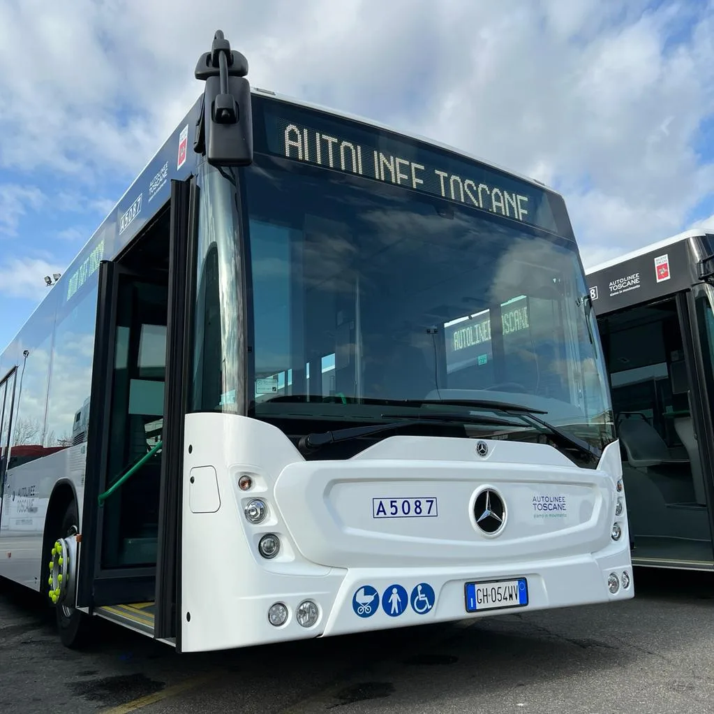 Autobus di linea fermo durante il servizio urbano