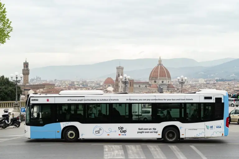 Firenze, la linea 30 e la cabina colpita: perché un pomeriggio di servizio è degenerato