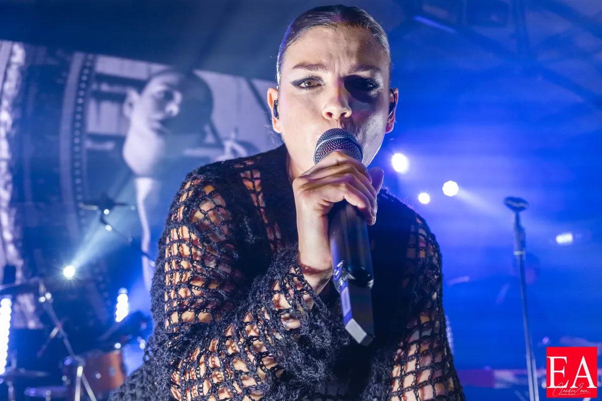 Emma Marrone sul palco durante un'esibizione