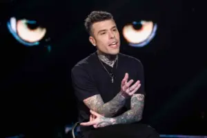 Fedez, una frase sul corpo e gli appuntamenti di fine estate: cosa annuncia dopo il rientro