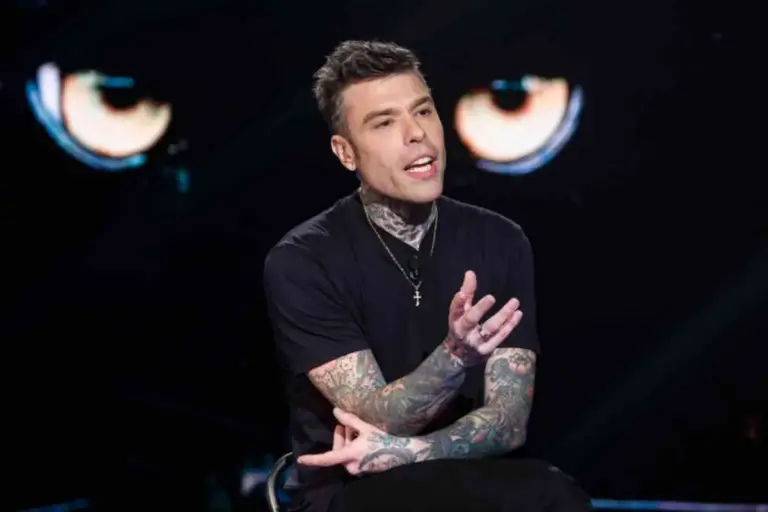 Fedez, una frase sul corpo e gli appuntamenti di fine estate: cosa annuncia dopo il rientro