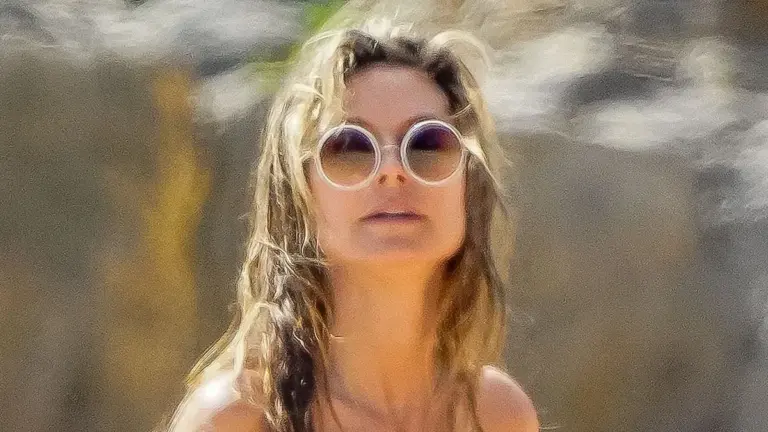 Heidi Klum e la confezione tenuta davanti alla camera: cosa mostra il video dalla spiaggia