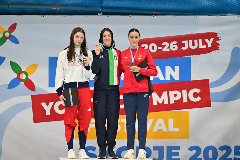 Alessandra Mao impegnata in una competizione di nuoto