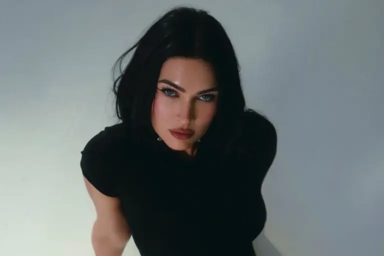 Megan Fox, le foto in lingerie dividono i social: la frase rivolta a un utente