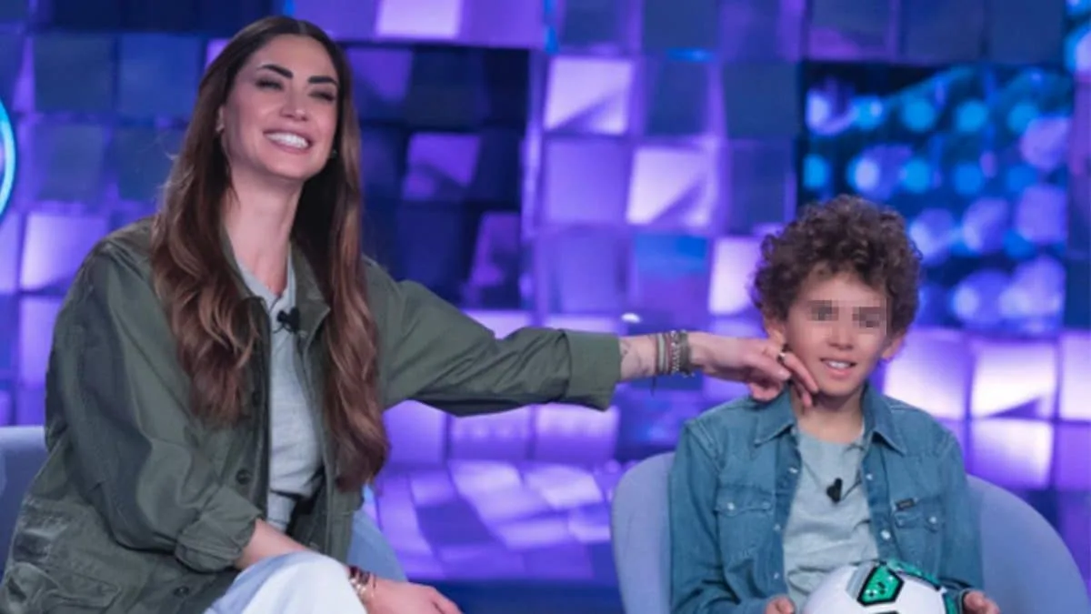 Melissa Satta con il figlio Maddox in televisione
