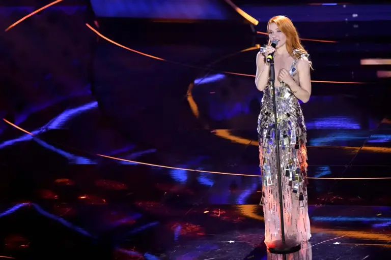 Il dettaglio nel messaggio di Noemi che cambia il calendario del tour