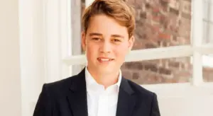 Il principe George compie 13 anni: cosa annuncia la foto in giacca blu