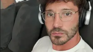 Sanremo 2027, Stefano De Martino e le cuffie davanti al computer: cosa sta preparando