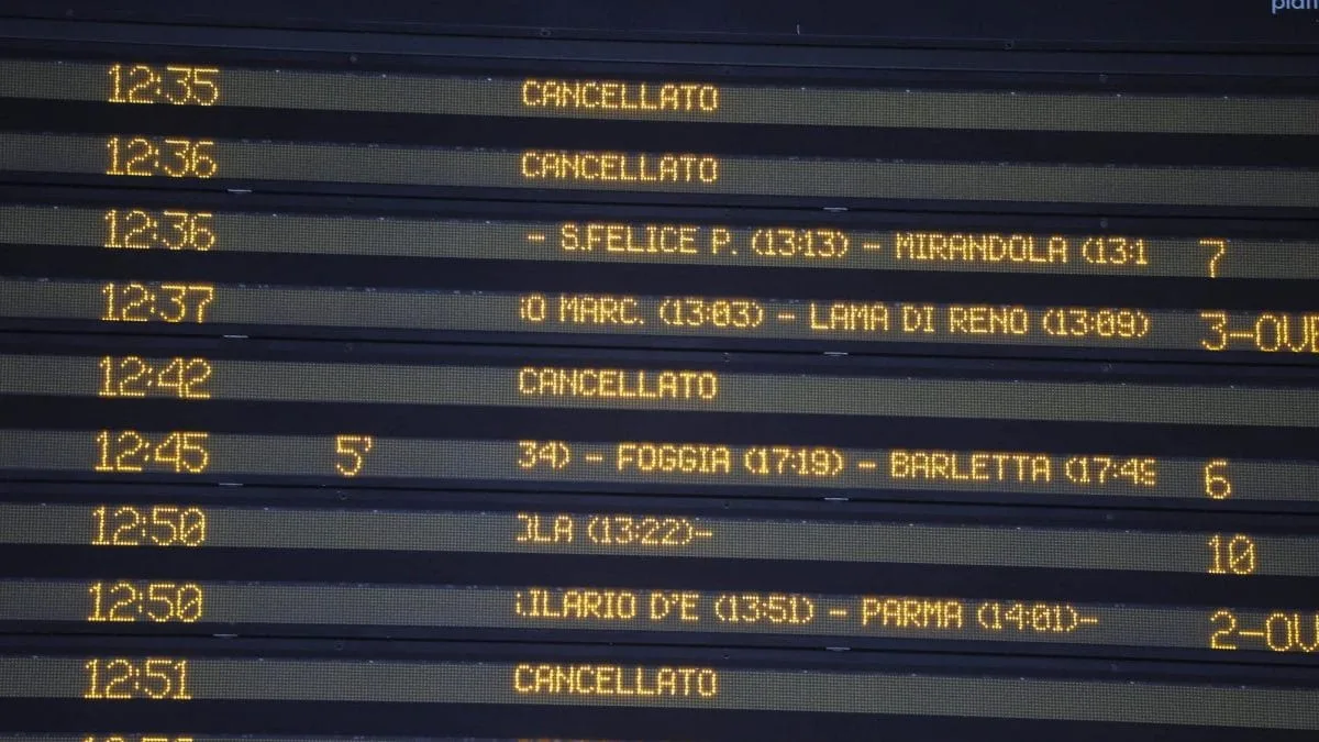 Tabellone ferroviario con partenze e possibili variazioni