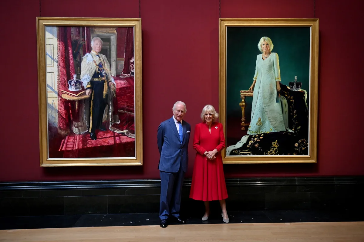 Carlo III e Camilla in un ritratto ufficiale