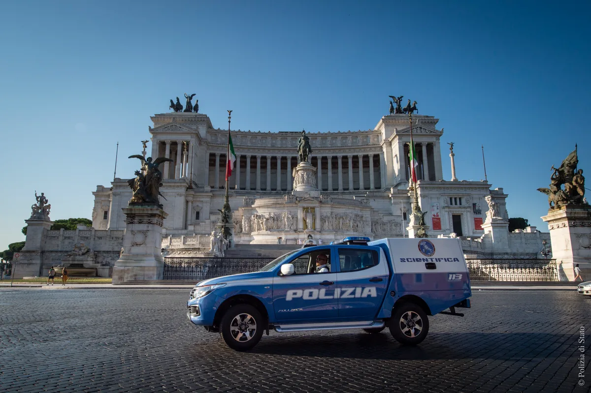 Mezzo della Polizia Scientifica impegnato nei rilievi
