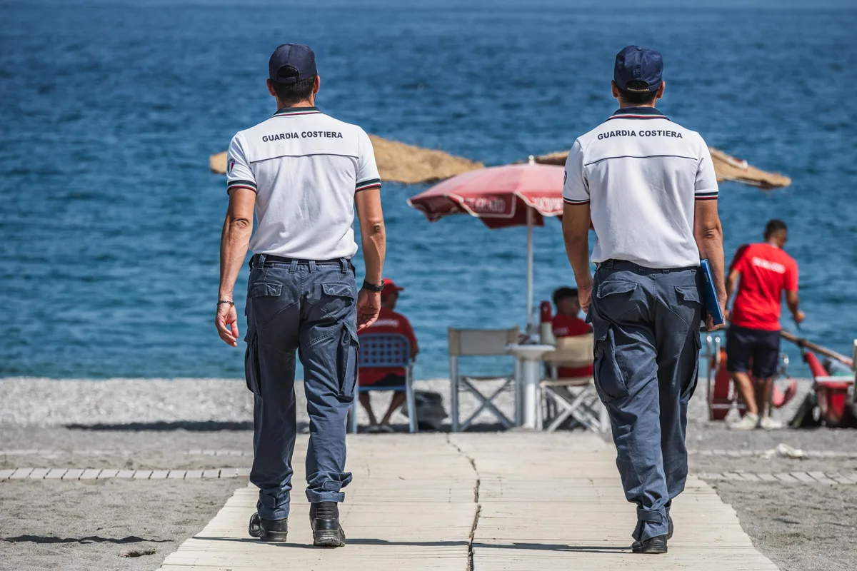 Attrezzature balneari rimosse durante un controllo della Guardia costiera