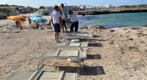 Spiaggia libera, sequestrati ombrelloni e lettini lasciati di notte: controlli rafforzati ad agosto
