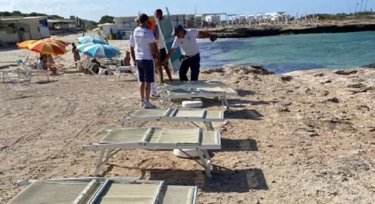 Spiaggia libera, sequestrati ombrelloni e lettini lasciati di notte: controlli rafforzati ad agosto