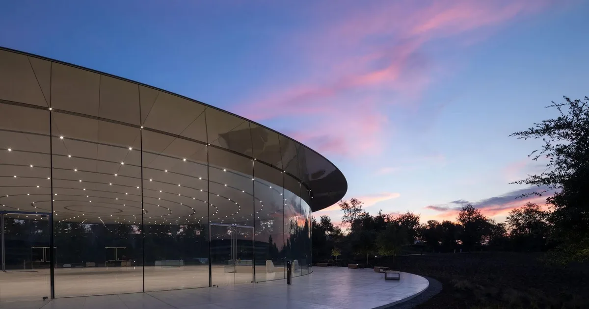 Esterno dello Steve Jobs Theater nel campus Apple